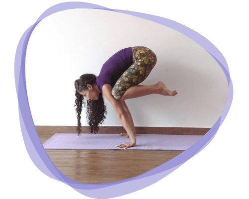 Yogaiskra haciendo la pose del cuervo